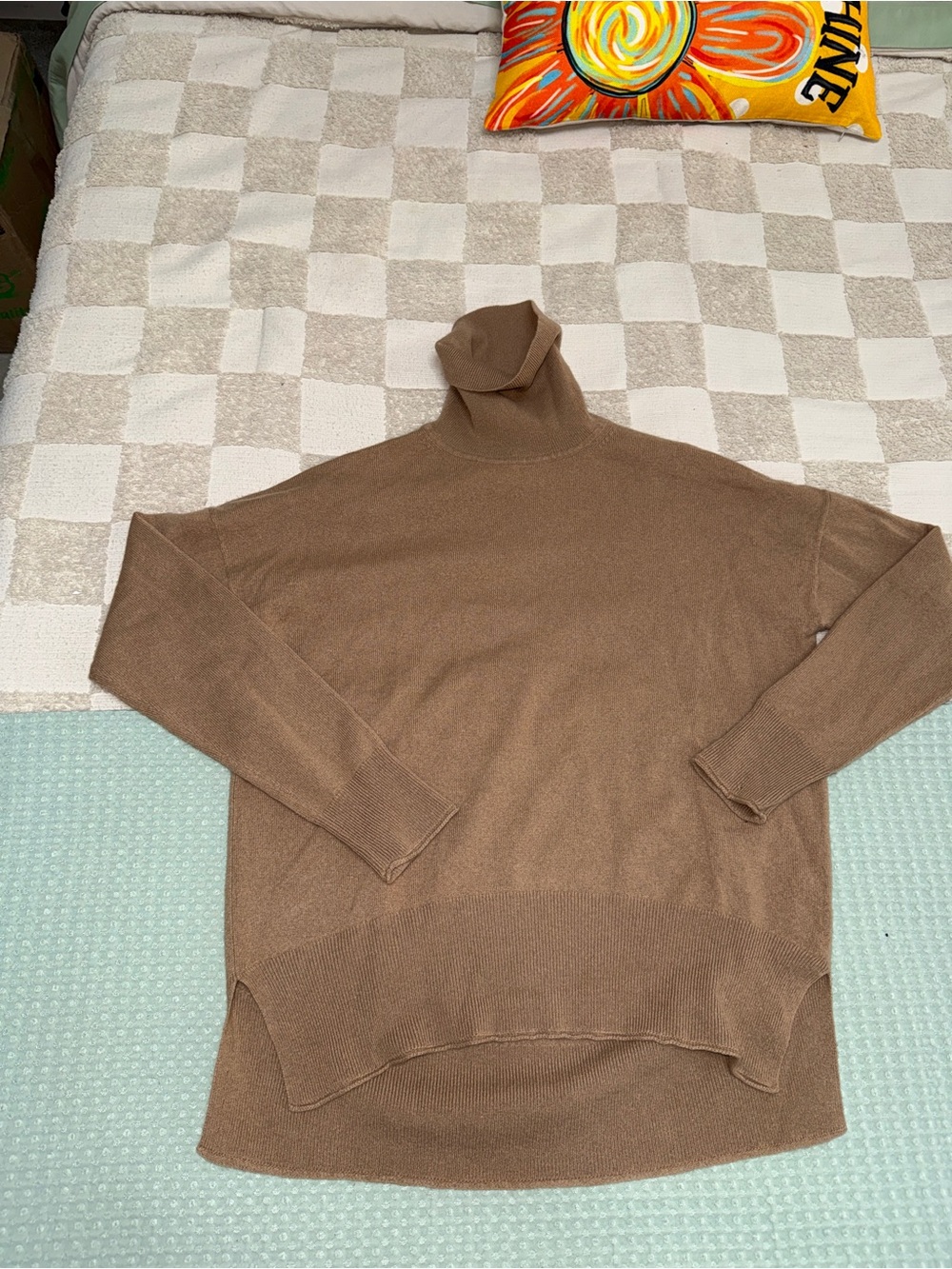 Theory Karenia Cashmere Turtleneck Sweater in a camel/brown tone‎ M